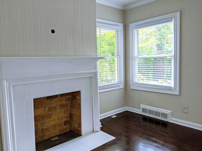 Building Photo - Charming 1 Bedroom Duplex in Buckhead!