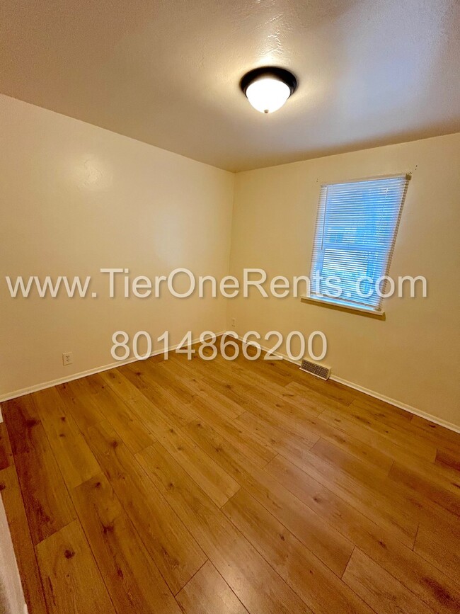 Building Photo - Move-in special: $500 off First months rent