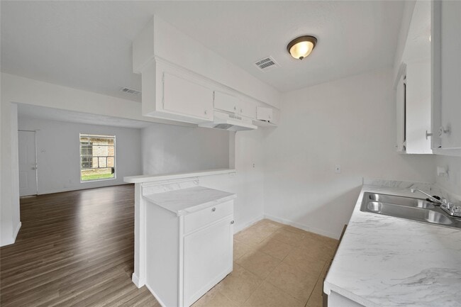Building Photo - 10006 Neuens Rd