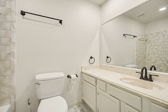 Building Photo - 2909 Forest Hills Dr