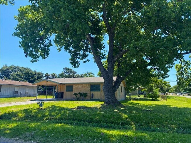 Building Photo - 1233 Baywood Ln