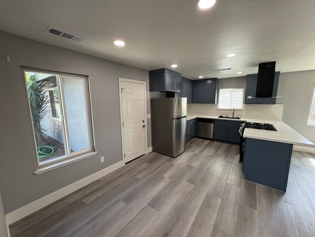 Building Photo - Solar equipped Lemoore home Available Now!