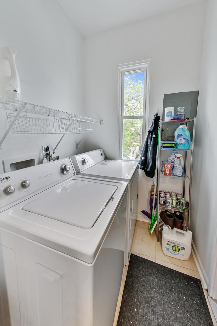 Building Photo - 3618 W Dickens Ave