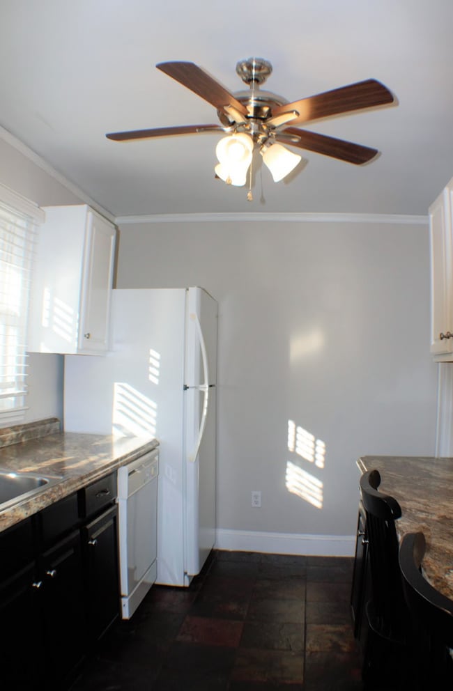 Building Photo - "Charming 2-Bed Home with Gleaming Hardwood Floors in Hendersonville!"