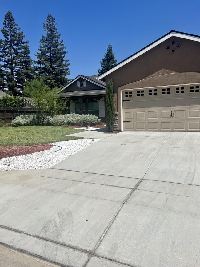 Building Photo - 233 Karen Ave