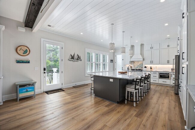 Building Photo - Gorgeous Custom Home Available for Snowbir...