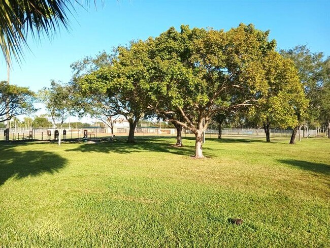 Building Photo - 1055 Coral Club Dr