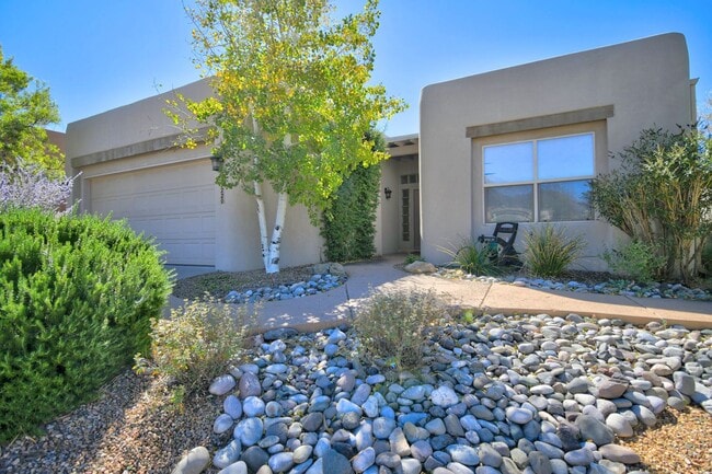 Primary Photo - High Desert Custom Beauty 3 Bedroom 2 bath...