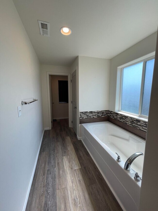 Building Photo - 62851 NE Kinley Ln