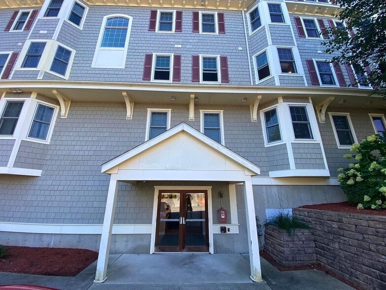 Entrance to the Condo - 391 Pleasant St