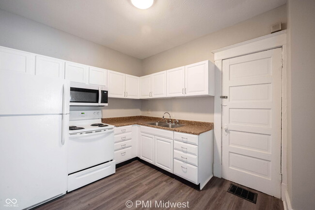 Building Photo - 323 W 40th St