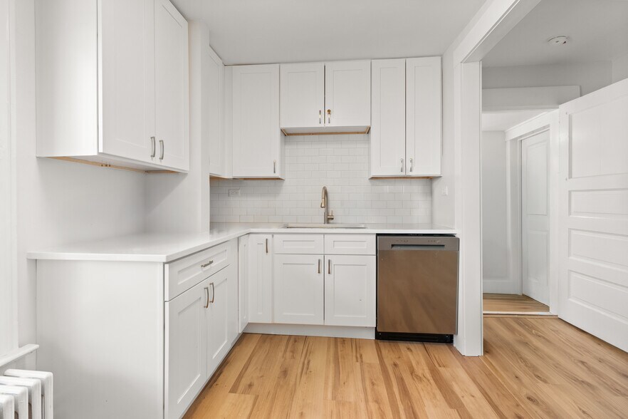 Building Photo - 1121 Leonard Pl