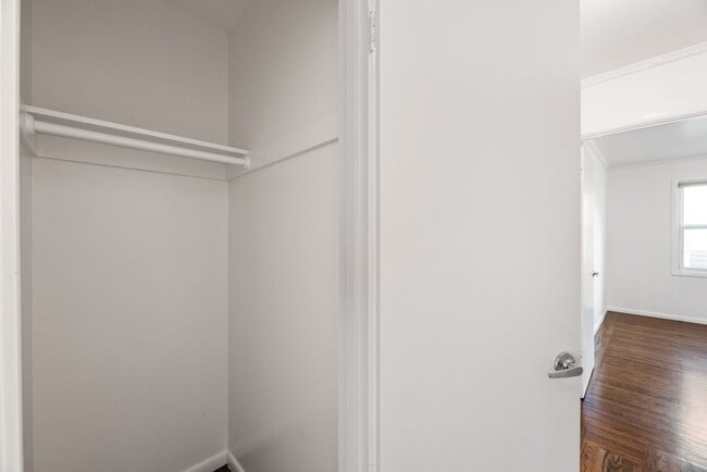 Building Photo - Stunning, Pet Friendly Edwardian 2BR Remod...