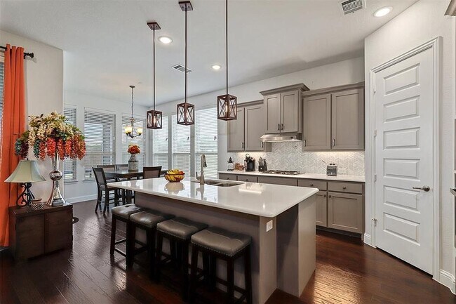 Building Photo - 2213 Laguna Dr