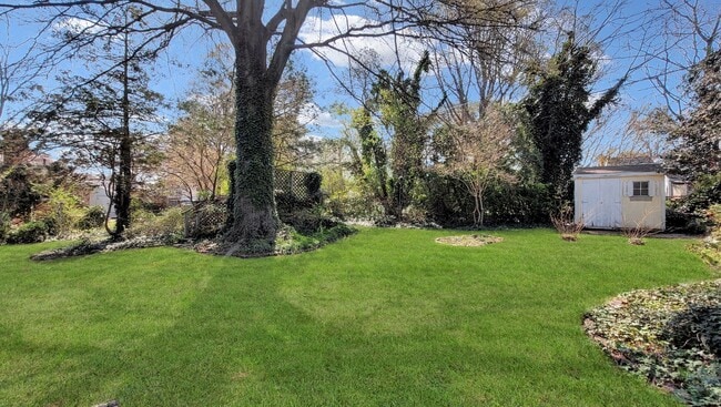 Building Photo - STUNNING 3 bedroom home with a BEAUTIFUL g...
