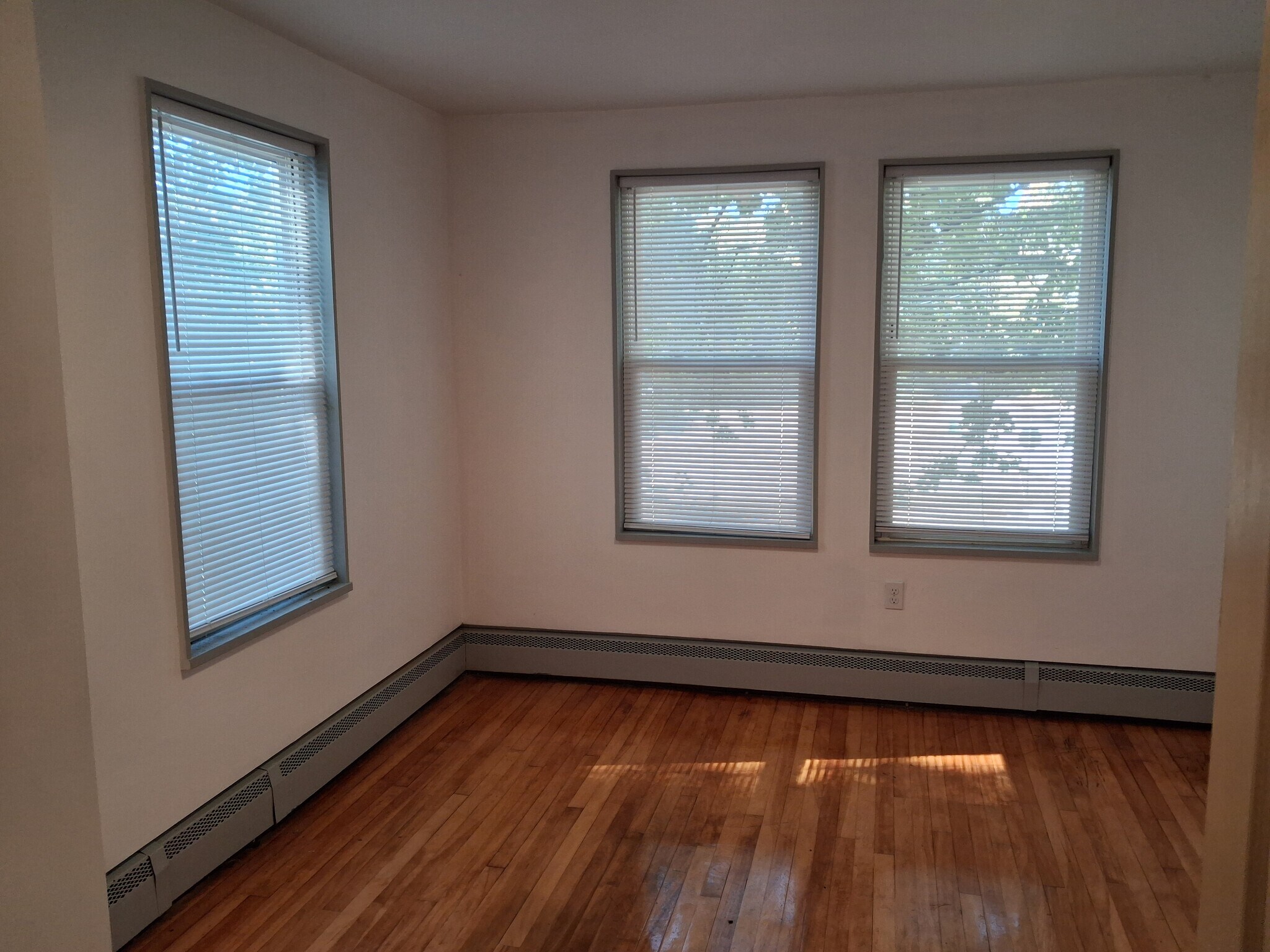 Building Photo - 10 Grand St