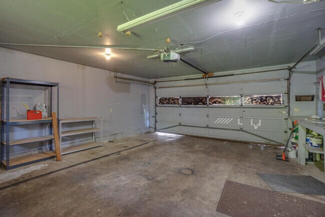 Building Photo - THREE BEDROOM NEAR LENA PARK