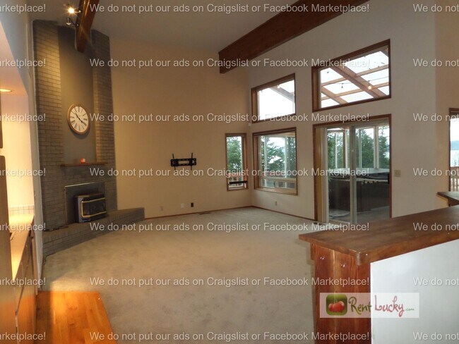 Building Photo - INCREDIBLE VIEWS!! Large 2-Bedroom + Den Duplex with 3-Car Garage in Fantastic Federal Way Neighb...