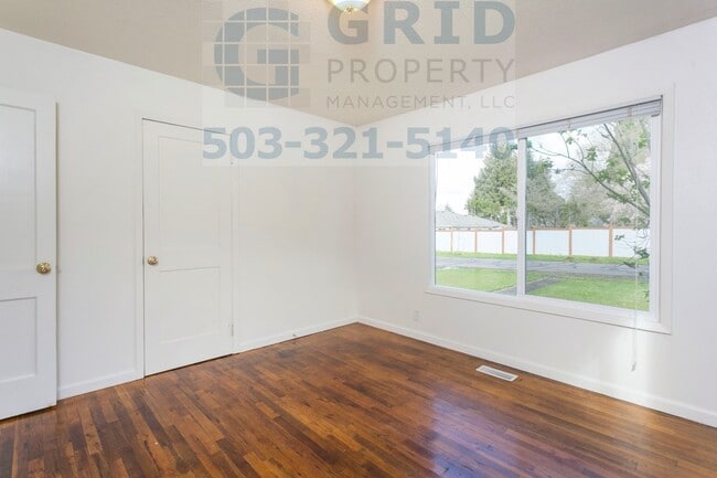 Building Photo - 2 Bedroom Bungalow in Northeast Portland - Huge Backyard!