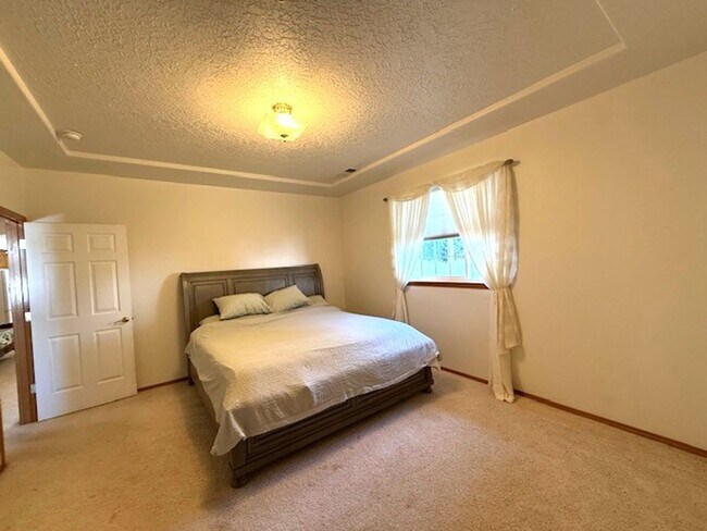 Building Photo - 4-bedroom 2.5 Bath McMinnville OR 97128