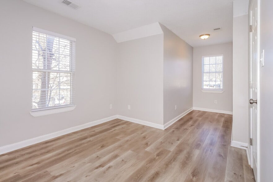 Building Photo - 8793 5 Oaks Dr W