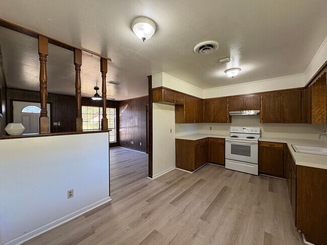 Building Photo - Gorgeous 4 bedroom/1.5 bath house with Cen...
