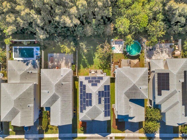 Building Photo - 1827 Lake Cove Dr