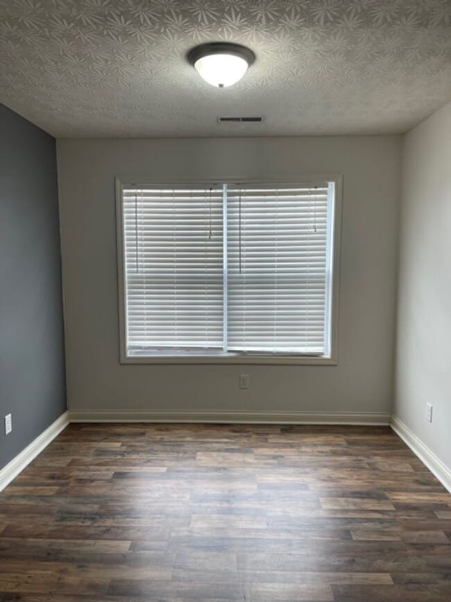 Building Photo - 3 Bed/2 Bath Home with 2 Car Garage