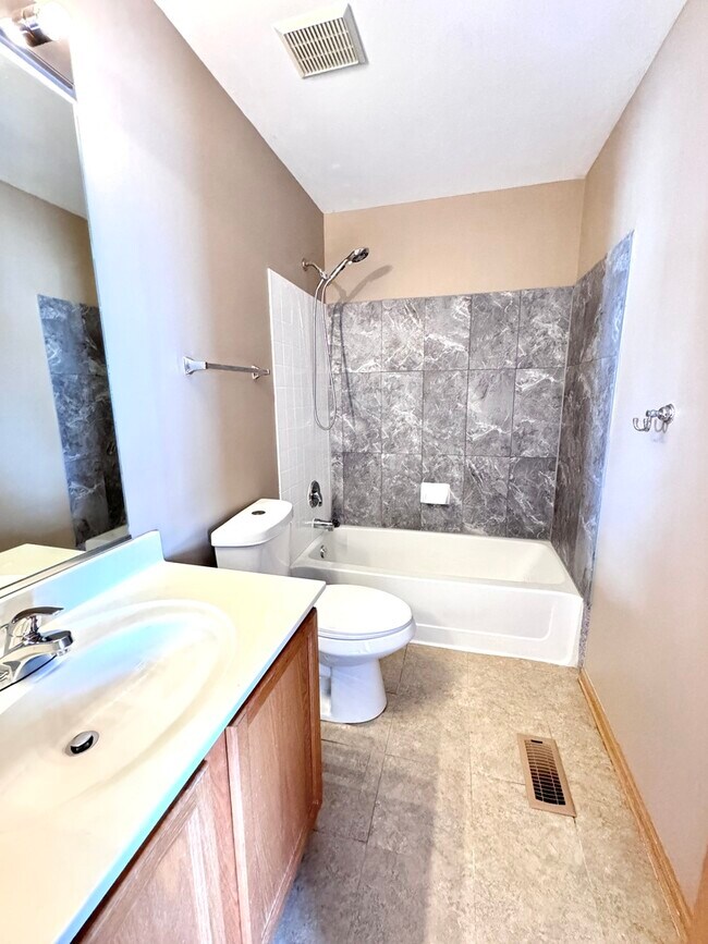 Building Photo - 812 Genesee Dr