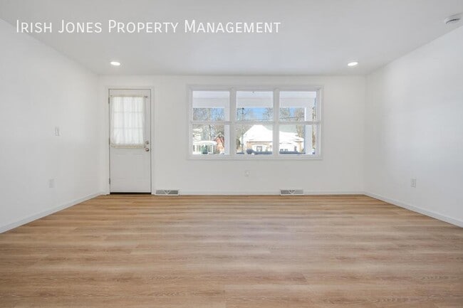 Building Photo - 208 Main St