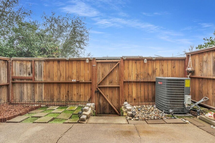 Building Photo - 6687 Greenback Ln