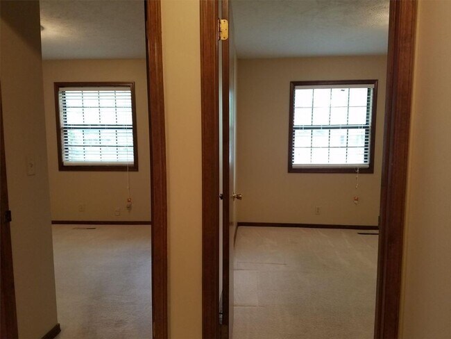 Building Photo - Massive 4 bed 2 bath home for rent