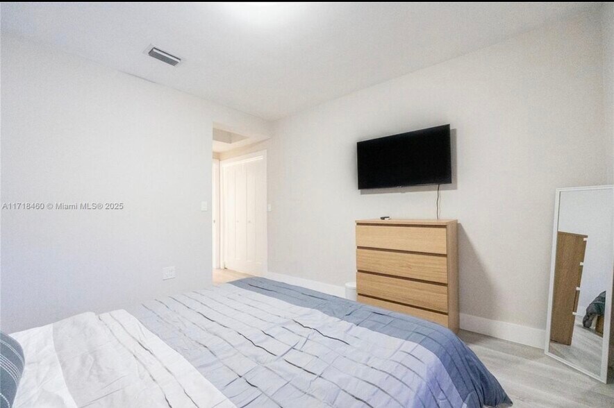 Building Photo - 240 SW 71st Ave