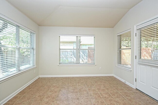 Building Photo - 401 King Eider Ln