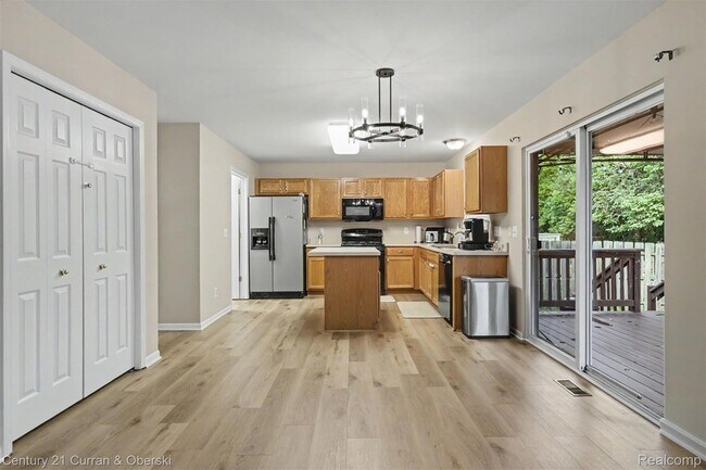 Building Photo - 7055 Oakridge Dr
