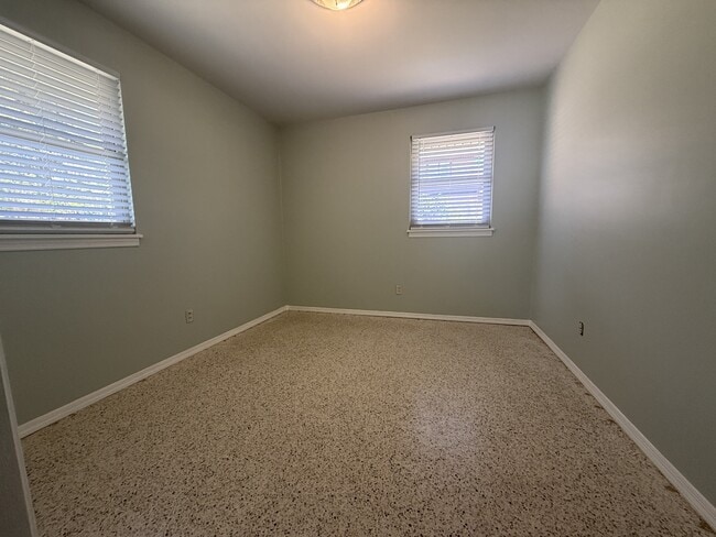 Building Photo - 2803 Smilax Ave