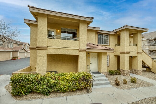 Building Photo - Entertainer's 2 Bd, 2 Bth Furnished Summer...