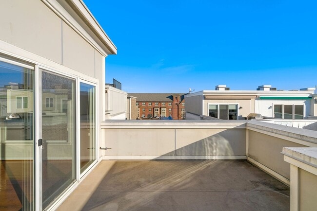 Building Photo - Charming 3 bedroom 3.5 Bathroom Row Home