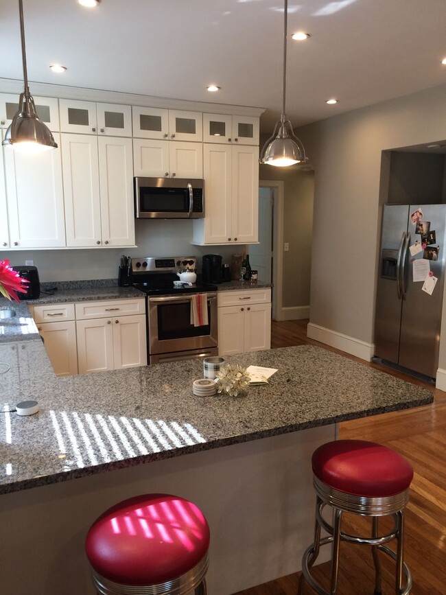 Building Photo - Nicely renovated 1 bed unit with all utili...