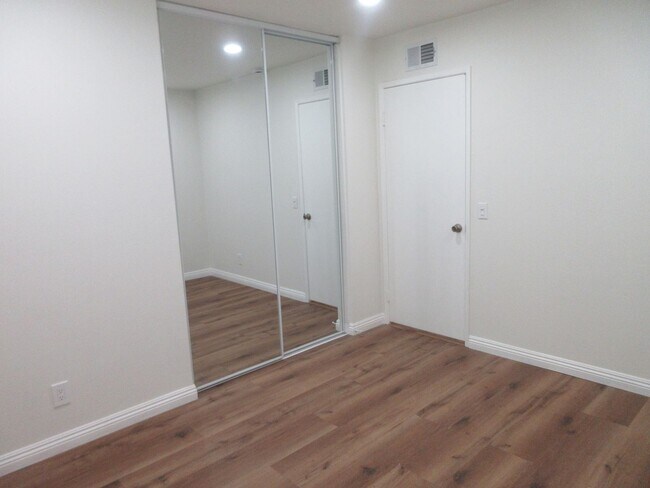 Building Photo - Beautiful updated 1-story home in Northridge