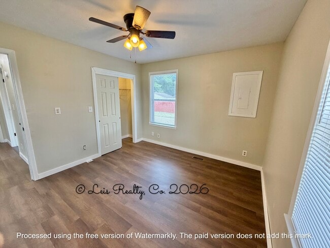 Building Photo - 904 Race Dr