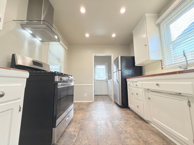 Building Photo - Upgraded 2-Bedroom Home with Garage & Enclosed Yard.