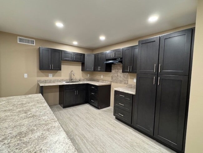 Building Photo - 3 Bedroom 2 Bathroom House FOR RENT