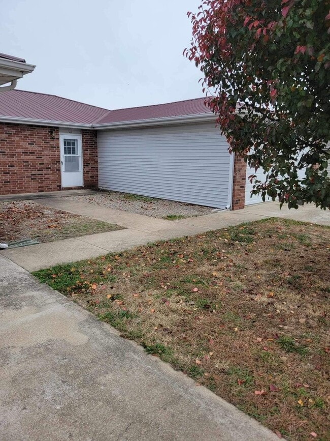 Building Photo - 2 BEDROOM 2 BATHROOM DUPLEX WITH GARAGE