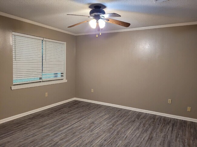 Building Photo - 2 bed / 1 bath apartment