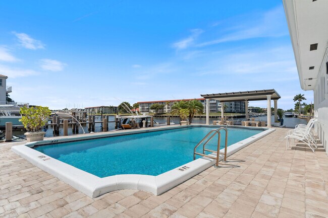 Building Photo - 1160 Hillsboro Mile