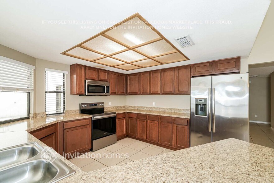 Building Photo - 3214 N Thackery Wy