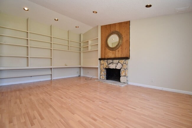 Building Photo - $3,790 4 BEDROOM VERY NICE REMODELED CENTR...