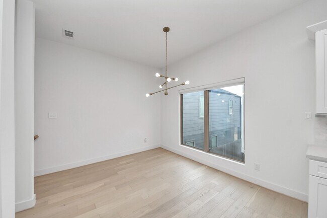 Building Photo - 615 Oakley St