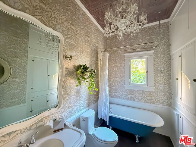 Building Photo - 370 Main St